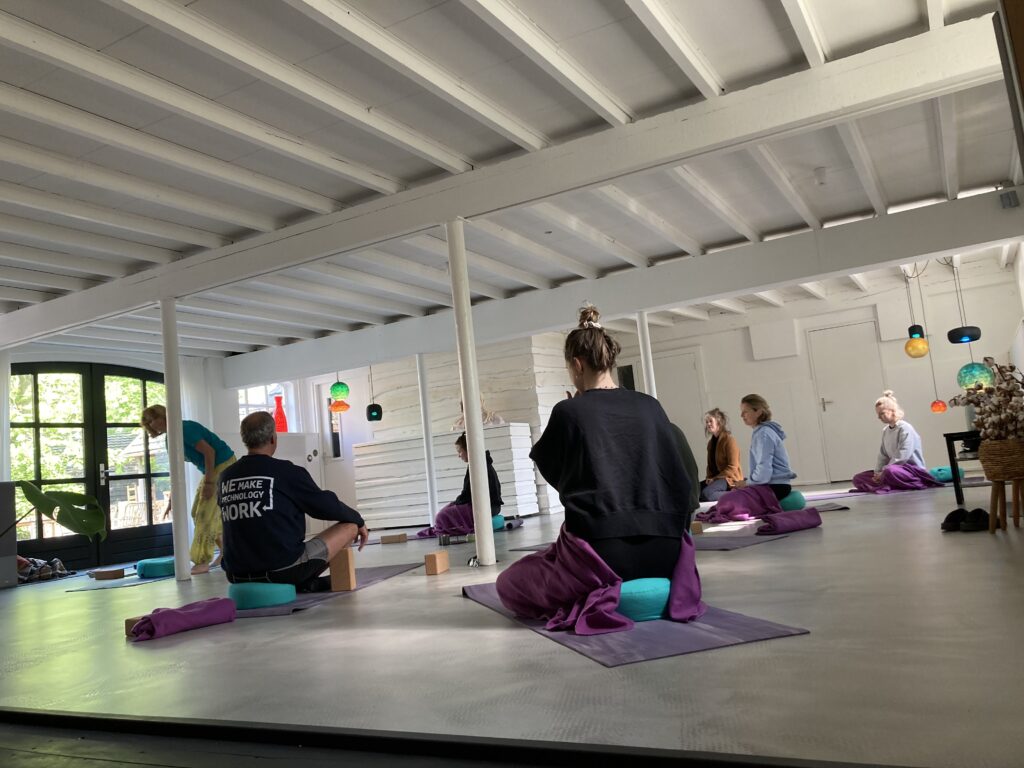 Pyjama yoga + 5 Tibetanen